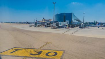 Aeropuerto Barajas en Madrid         Claudio Ochoa El turismo español se abre esta semana en medio de importantes incógnitas, armado –eso sí– de nuevas iniciativas a un […]