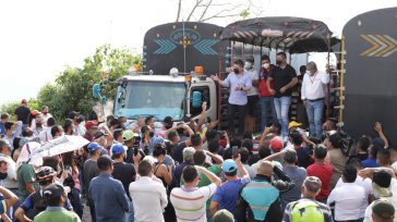 El gobernador de Cundinamarca no tuvo ningún problema en ir hasta la protesta de los camioneros y encontró que se aceptó su petición de despejar la carretera vial de la [&hellip;]