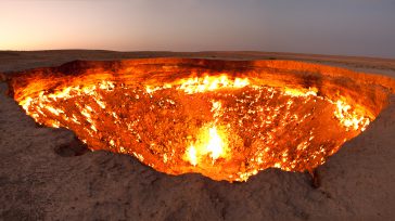 El pozo de Darvaza, en turcomano conocido como puerta al Infierno, es una antigua prospección de gas ubicada en el desierto de Karakum cerca de la pequeña aldea de Darvaza, en Turkmenistán. El desierto, […]