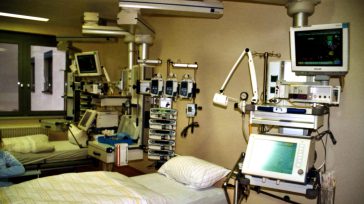 Unidad de Cuidados Intensivos (UCI) de un hospital con los ventiladores mecánicos al lado de las camas. &nbsp; &nbsp; Orbedatos Luego de concluir el Comité Epidemiológico Nacional y debido a los altos [&hellip;]