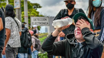 Los enfrentamientos entre las protestas y la policía sigue en todo el territorio colombiano. El  Paro Nacional sigue adelante. El gobierno no toma la iniciativa para llegar a unos acuerdos. 