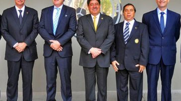   Jorge Perdomo, exDimayor; Ramón Jesurún, cabeza de la FCF; Luis Bedoya, exFCF, (preso en Estados Unidos)  y Álvaro González, de la Difútbol aparecen en el expediente de la SIC. […]