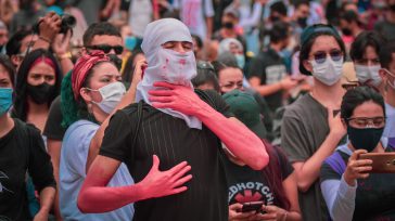 Minuto de silencio por el medio centenar de muertos que deja las protestas ciudadanas.    Orbedatos Para el Comité Nacional de Paro las marchas y movilizaciones  de la ciudadanía lograron […]