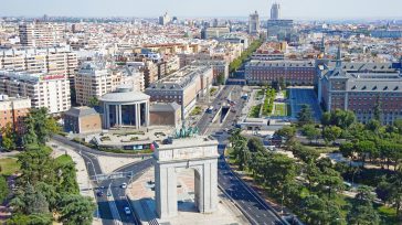 Vista de la Plaza de Moncloa  y el Arco de la Victoria  en Madrid.   España se encuentra en plena primavera y pronto comenzará su verano, el 21 de junio, […]