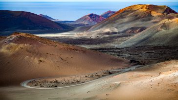 La belleza poética de la desolación de estas tierras que surgieron tras erupciones volcánicas en 1730 y 1736 no tiene comparación. El viajero puede recorrer este Parque Nacional a través […]