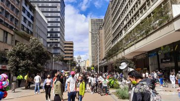 La gente se tomó las calles a pesar del tercer pico que atraviesa Bogotá.    Orbedados Los nuevos casos de COVID-19 en las últimas dos semanas han superado los que […]