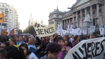 Multitudinaria protesta contra el feminicidio en Buenos Aires.     Diario Lo que hace un feminicida es atenuar la esencia de una mujer en la sociedad hasta finalmente acabar con […]