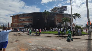 Hotel La Luna, incendiado durante los enfrentamientos entre el Esmad y los manifestantes del Paro Nacional.        Textos y Fotos Alianza Diario La Razón  Primicia Diario La calle […]