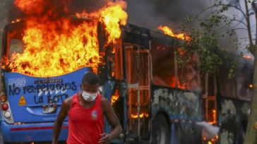 Civiles protegidos por la policía disparan contra los integrantes de las manifestaciones de protesta.     Urías Torres Romero Los colombianos hemos sido espectadores de fuertes disturbios que han protagonizado […]