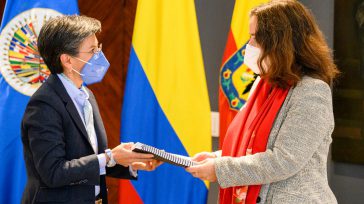 La alcaldesa de Bogotá, Claudia López, entrega  a la Presidenta de la Comisión Interamericana de Derechos Humanos (CIDH), Antonia Urrejola, y su delegación, un informe sobre la violación de los derechos […]