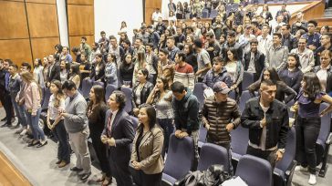 Jóvenes que reciben capacitación para hacer parte del mercado laboral.      159 jóvenes de poblaciones vulnerables de Medellín y Bogotá fueron certificados como «Técnicos Laborales por Competencias», gracias a […]