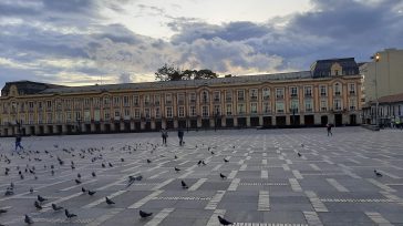 Plaza de Bolívar con el fondo de la alcaldía de Bogotá el centro histórico de Colombia.      El Centro Histórico de Bogotá ya cuenta con un Plan Especial de […]