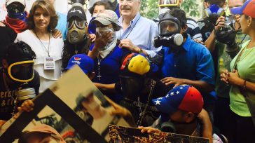  Confidencias: ALTA TENSIÓN DOBLE MORAL Paradójicamente, Andrés Pastrana apoya jóvenes de primera línea calificandolos de héroes  en las manifestaciones de Venezuela. A los jóvenes de primera línea en Colombia los califica de […]