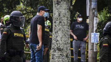 El país se España registra está foto así: «Los Pájaros, un grupo armado ilegal, paramilitar y parapolicial que asesinaba e intimidaba a ciudadanos y campesinos liberales opositores al Gobierno. Hombres al […]