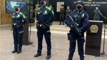 Los nuevos uniformes de la Policía Nacional      Rafael Camargo En Bogotá, se presentó el nuevo uniforme de la Policía Nacional usados por varios efectivos y mostrando un cambio […]