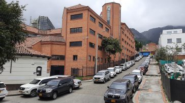 Sin importar las señales de transito las camionetas al servicio de los congresistas de Colombia bloquearon el sector residencial del centro de Bogotá. Foto Primicia Diario.       Rafael Camargo […]