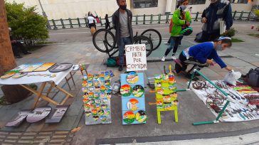 Artesanos cambian sus productos por alimentos en plena Plaza de Bolívar de Bogotá  sede de los poderes Ejecutivo, Legislativo , Judicial y Eclesiástico de Colombia. Foto Junior Primicia Diario.      […]