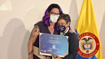 Claudia Nayibe López Hernández, alcaldesa  de Bogotá, recibe su distinción ‘Mujer: Liderazgo que Trasciende 2021’.       Rafael Camargo La alcaldesa de Bogotá, Claudia López, recibió el premio ‘Mujer: […]