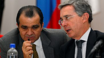 Oscar Iván Zuluaga y su mentor político Álvaro Uribe    Javier Sánchez Óscar Iván Zuluaga, se lanzó de una al ruedo anunciando su candidatura presidencial ante los empresarios reunidos en […]