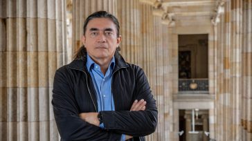 Gustavo Bolívar, senador de la República.    Javier Sánchez  El escritor, libretista y director de televisión Gustavo Bolívar, triunfaba, ganaba dinero por montones, hasta que llegó a la política para […]