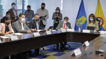 La ministra de transporte, Ángela María Orozco, presidió el Puesto de Mando Unificado (PMU) para analizar la emergencia que se registra en el municipio de Guayabetal.   Rafael Camargo Al concluir  la realización […]