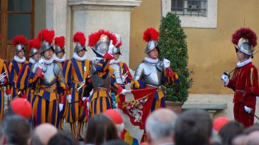 La Guardia Suiza Pontifica en juramento de bandera         Hernán Alejandro Olano García Entre las instituciones más vistosas del Vaticano, se encuentra la Guardia Suiza Pontificia, establecida […]