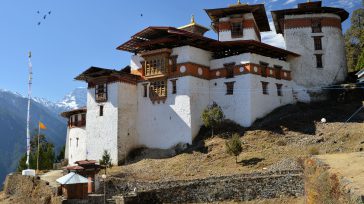 Vista del dzong de Gasa, ejemplo de la arquitectura tradicional de Bután.     – Localización: Es un país del Asia central que tiene frontera con China y la India. – […]