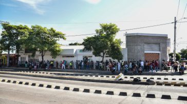 A la intemperie miles de colombianos deben hacer todos los días las interminables filas en busca de atención médica y medicamentos.    Claudio Ochoa Este es un caso más del […]