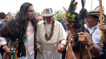 Papa Francisco durante su visita a Colombia visitó las comunidades indígenas portando sombre de la costa atlántica.        Guillermo Romero Salamanca Entre el 6 y el 10 de […]