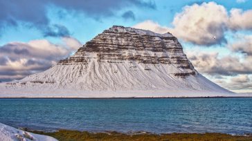 Con 463 metros de altura, la montaña de Kirkjufell es uno de los lugares imprescindibles que ver en Snaefellsnes. Su ubicación a orillas del mar y su curiosa forma cónica casi perfecta han […]