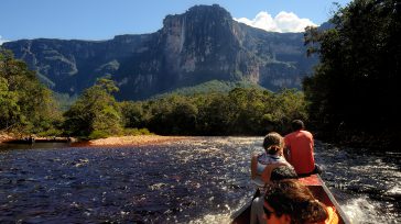 El Kerepakupai Vená o Salto Ángel (Kerepakupai Vená en pemón, que significa «salto del lugar más profundo»)es la cascada de agua más alta del mundo, con una altura de 979 m (807 m de caída […]