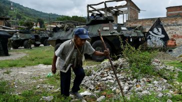 La población civil se encuentra en medio del fuego cruzado entre el Ejército, la guerrilla y los carteles mexicanos. El terror se ha apoderado de las gentes de ese municipio […]