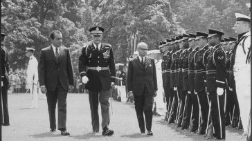 Carlos Lleras en su visita oficial a Washington es recibido por Richard Nixon en 1969 en donde se le rinde homenaje por parte de los militares de ese país.   […]