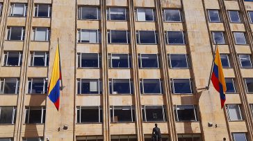 A pesar de estár el ex presidente Manuel Murillo Toro y las dos banderas de Colombia custodiando la sede del MinTic,  en su interior los ladrones se llevaron 70 mil […]