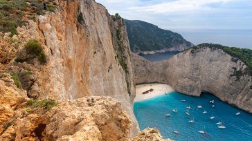 Con arena blanca y acantilados de mármol, Navagio Beach (Shipwreck Beach) es un escenario sorprendente para nadar y tomar el sol. Ubicada en la soleada isla de Zakynthos frente a […]