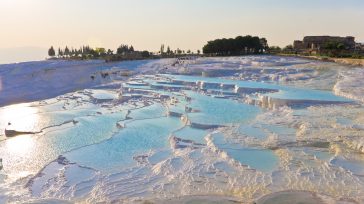 Pamukkale Turquía,  es una zona natural y al mismo tiempo una famosa atracción turística al sudoeste de Turquía, concretamente en el valle del río Menderes, en la provincia de Denizli, donde se […]