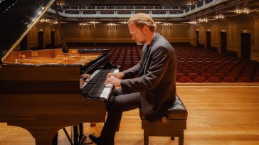 El pianista Sebastián Knauer, interpretando música.     