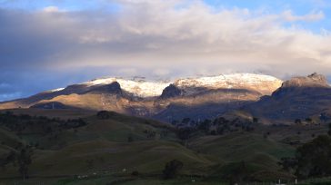 El Servicio Geológico Colombiano (SGC) reportó  que el volcán nevado del Ruiz  registra señales sísmicas asociadas al movimiento de fluidos. «La columna de gases y ceniza alcanzó 2.500 metros medidos sobre […]