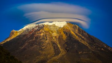 El volcán Nevado del Tolima está localizado en la Cordillera Central Colombiana y hace parte del Parque Nacional Natural «Los Nevados». El poseer un casquete de hielo lo convierte en […]