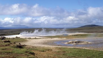 Hveravellir está situado entre dos grandes glaciares llamados Langjókull (que significa Long Glacier) y Hofsjökull (que significa Temple Glacier). También está en el borde de un campo de lava de 8000 años […]