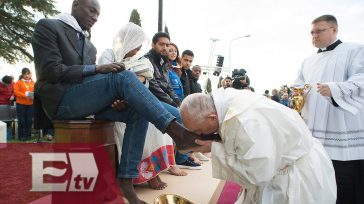 En un acto de humildad el Papa Francisco besa los pies de un grupo de refugiados.     Guillermo Romero Salamanca «Estoy aquí para decirles que estoy cerca de ustedes; […]