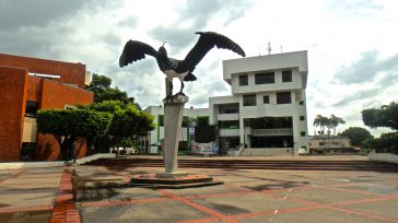 Monumento instalado por el gobierno frente a la alcaldía de Arauca.   ONU crearía corredores humanitarios en Arauca ante la violencia de los grupos armados.   Rafael Camargo La ONU […]