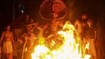 Theyyam es una forma ritual popular de culto a la danza en Kerala y Karnataka, India, buscando un Dios que les permita vivir en plena armonía con la naturaleza y la […]