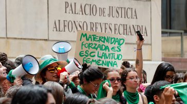Mujeres colombianas reclaman la aprobación de un aborto libre.    Quinientos mil abortos clandestinos anuales, sin ninguna justificación y contra toda evidencia se registran en Colombia. Desde que se permitió […]