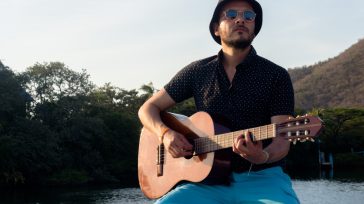 Mauricio Rojas     Del Mar la Espuma (DMLE) es un proyecto musical indie rock colombiano que surge a finales de 2015 por iniciativa de Mauricio Rojas, cantante, músico y compositor. El […]