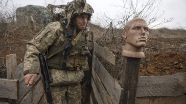 Soldado ucraniano atento al ingreso de tropas rusas en la frontera con la zona rebelde pro Rusia, en la región de Donetsk.ANDRIY DUBCHAKAP  