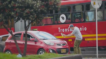 Miguel Samper Strouss pide permiso para proceder a limpiar los vidrios de los vehículos. El ex viceministro de Justicia, hoy candidato al Senado, se puso en los zapatos de un […]