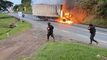 Fue incinerado un camión en la vía Panamericana, entre Popayán y Cali. Sujetos armados obligaron al conductor a detener el automotor y atravesarlo de dicha forma para prenderle fuego. Miembros […]