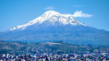 Al ser el punto más cercano al espacio exterior, ya que medido desde el centro de la Tierra es la montaña más alta del planeta, superando en dos kilómetros la altura del […]