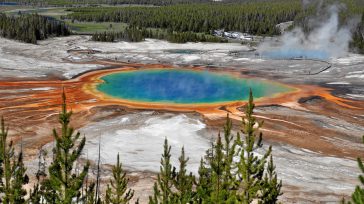 La Gran Fuente Prismática, en el parque nacional Yellowstone es la fuente mayor de aguas termales  en los Estados Unidos y  la tercera más grande del mundo.